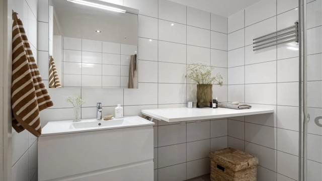 Opplegg for vaskemaskin under vegghengt benkeplate