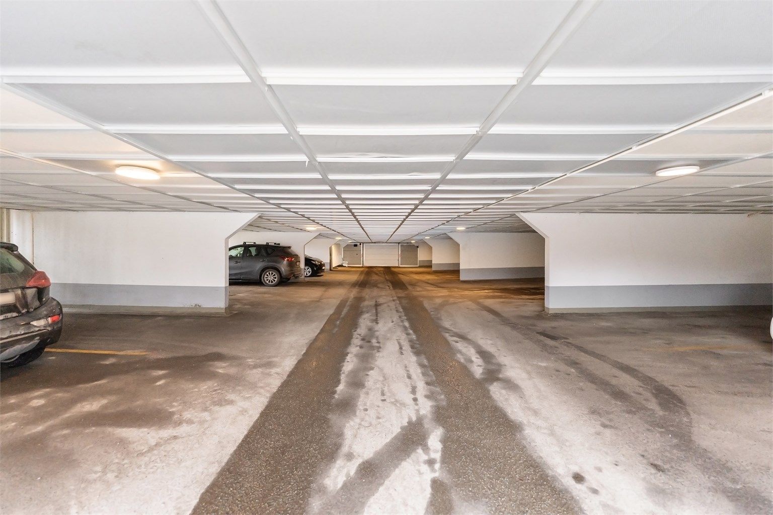 Det medfølger 1 parkeringsplass i felles garasjeanlegg. Garasjeanlegget har tilrettelagt for installering av lader til el-bil