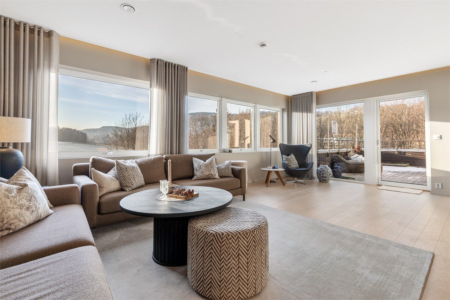 Stor, lys og luftig stue med flere møbleringsmuligheter. Her er det god plass til sittegruppe, TV-område og stort spisebord.