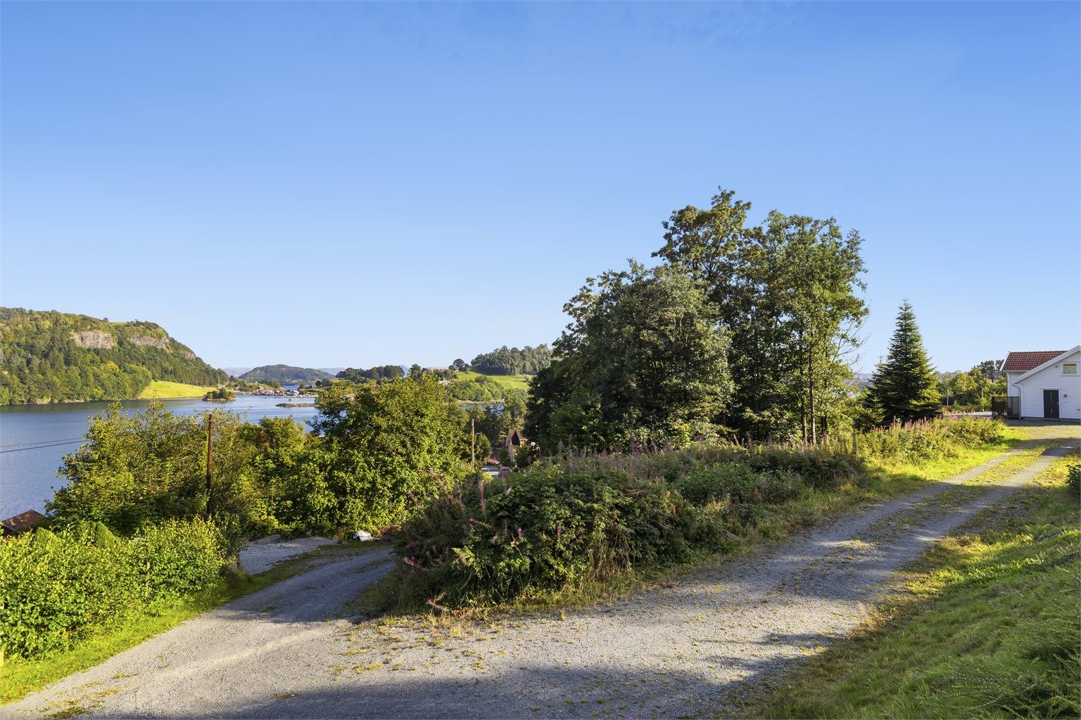 Eiendommen har veiadkomst like ved tomten og kort avstand til sjøen.