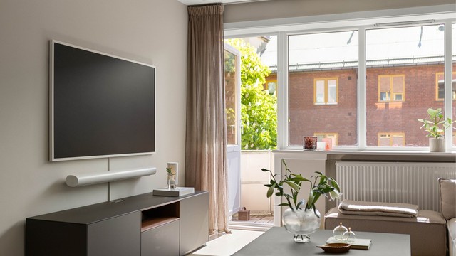 Solfilm på sør- og vestvendte vinduer bidrar til et behagelig inneklima gjennom sommerhalvåret.