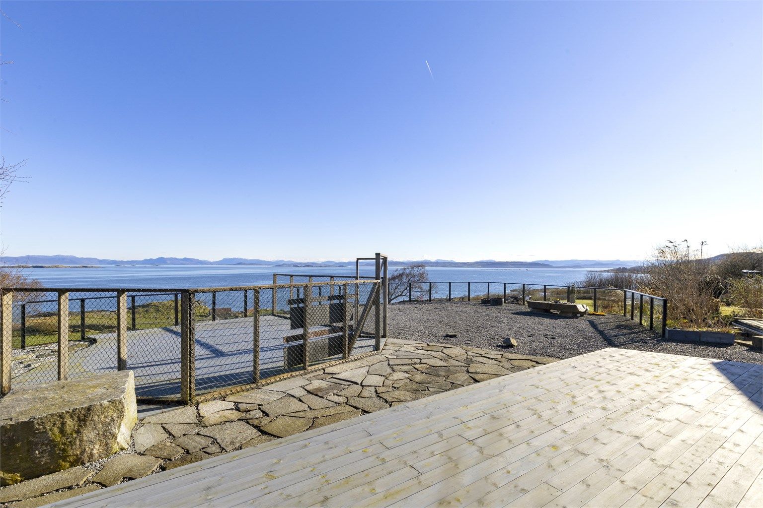 Et av de mange uteområdene med plass for sittegrupper og sosialt samvær.