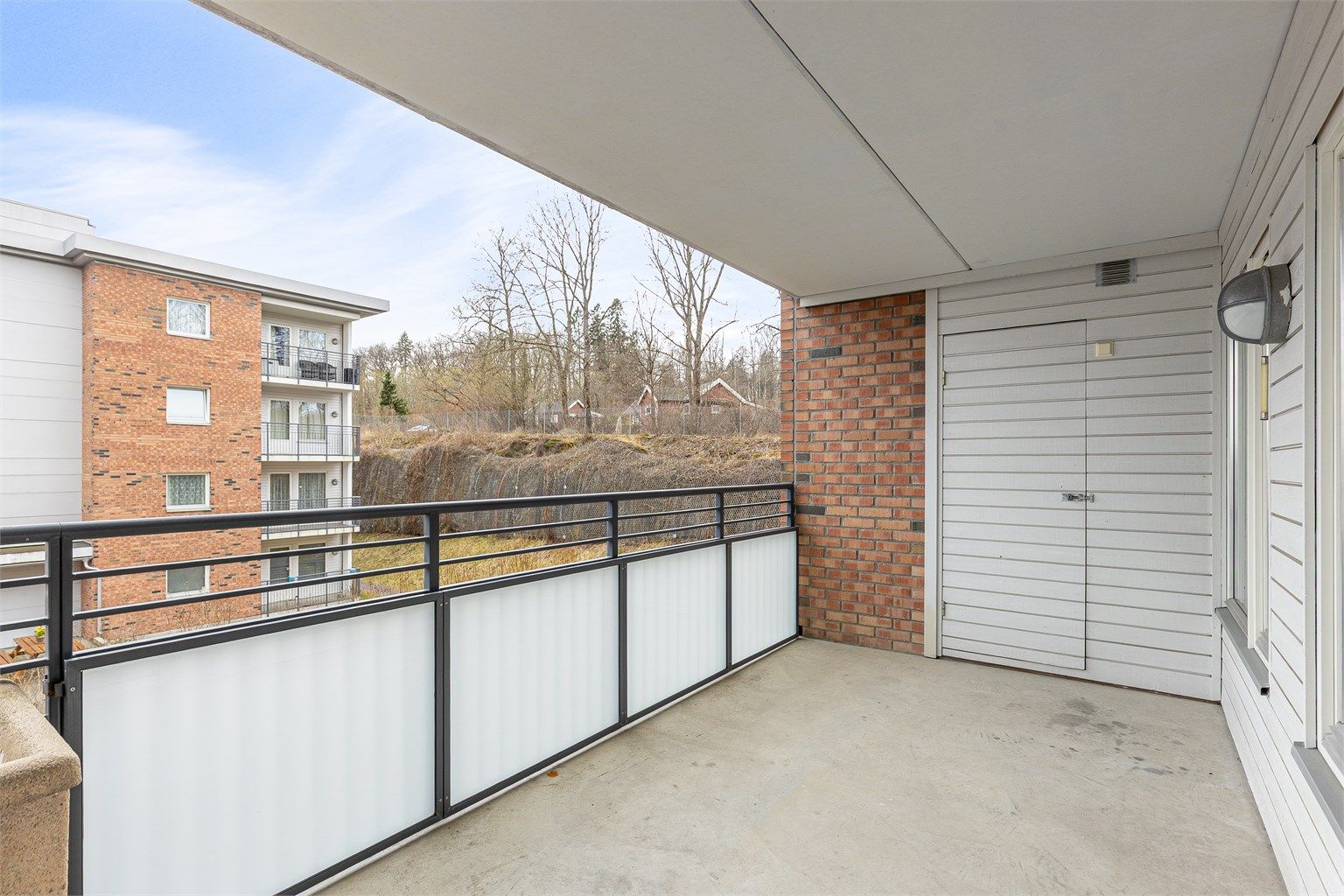 Balkongen fungerer som en forlengelse av stuen på sommerhalvåret. På balkongen er det en praktisk utebod på 3 kvm.