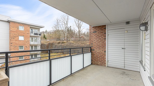 Balkongen fungerer som en forlengelse av stuen på sommerhalvåret. På balkongen er det en praktisk utebod på 3 kvm.