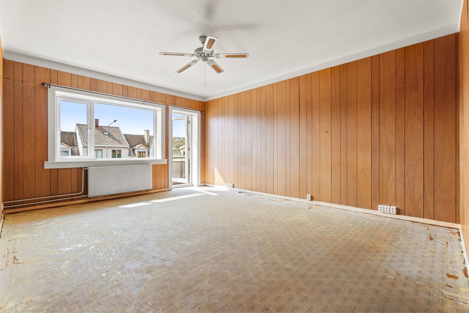 Stuen er av god størrelse, med god plass til sofagruppe med tilhørende tv-møblement og spisebord. 