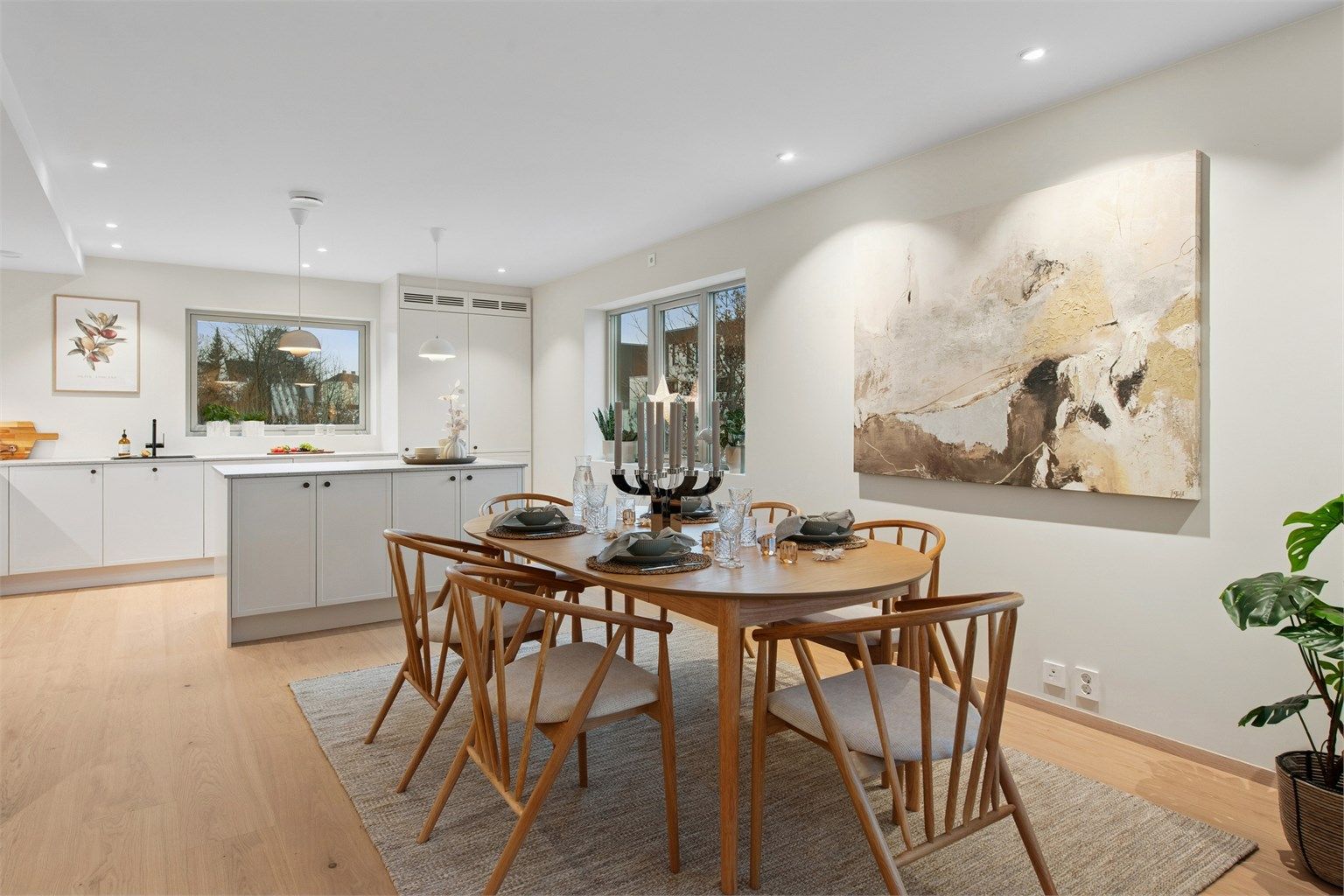 Lekkert og moderne kjøkken med god plass til spisegruppe. Foto: EFKT v/Pål Godager. 