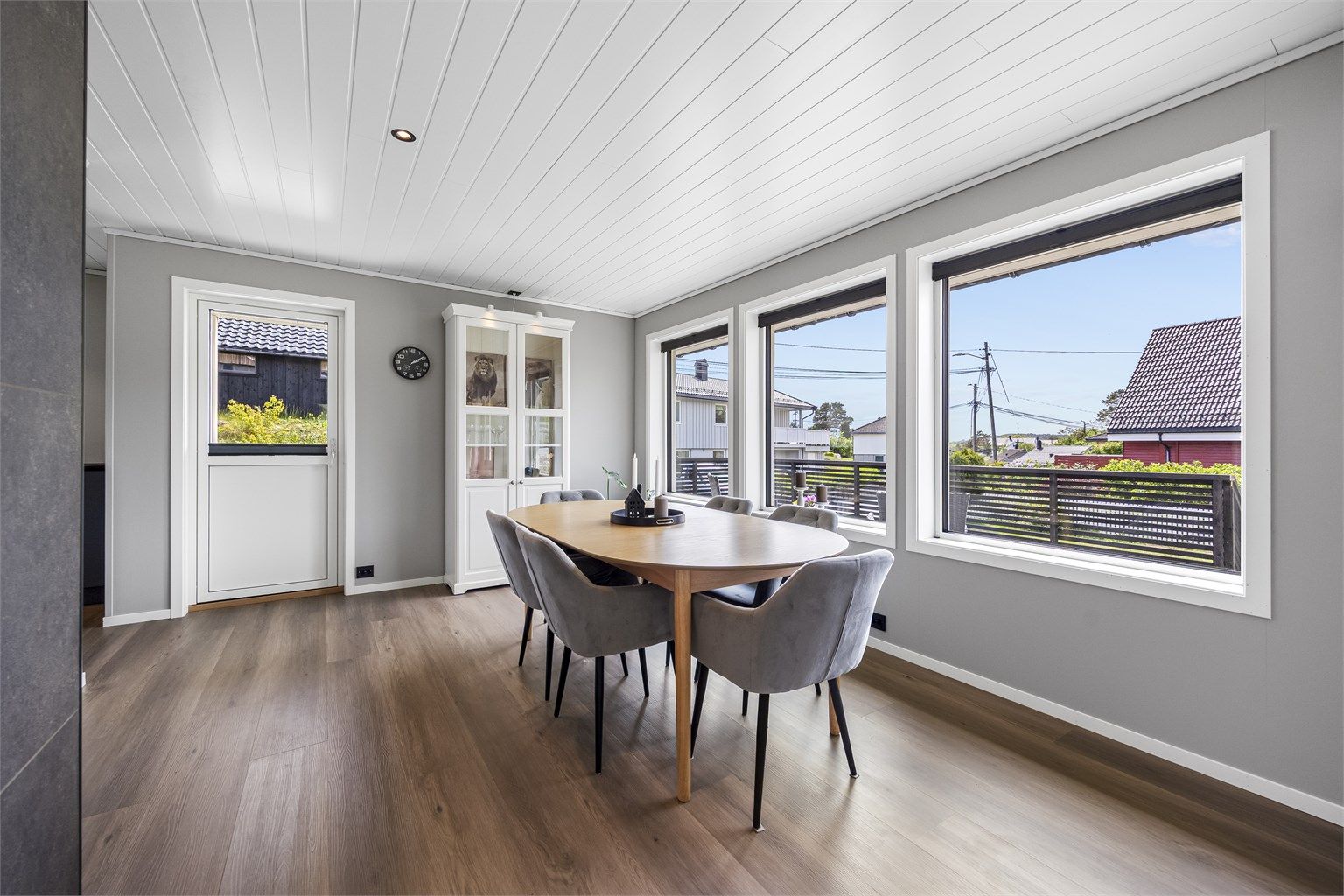 Spisestuen er en naturlig del av den åpne løsningen, med nærhet til både kjøkken og terrasse. Det er solskjerming på de fleste vinduer.