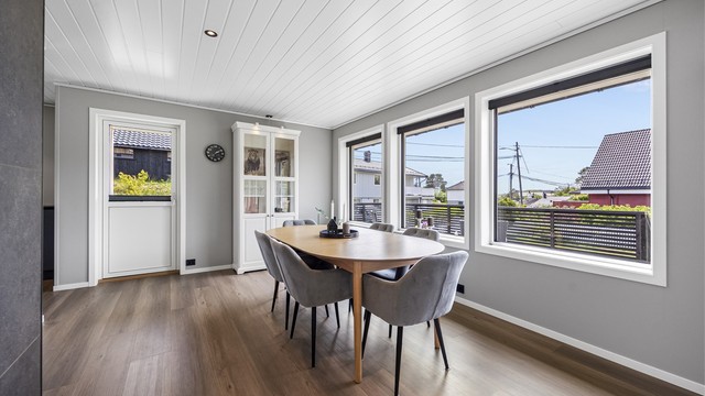 Spisestuen er en naturlig del av den åpne løsningen, med nærhet til både kjøkken og terrasse. Det er solskjerming på de fleste vinduer.