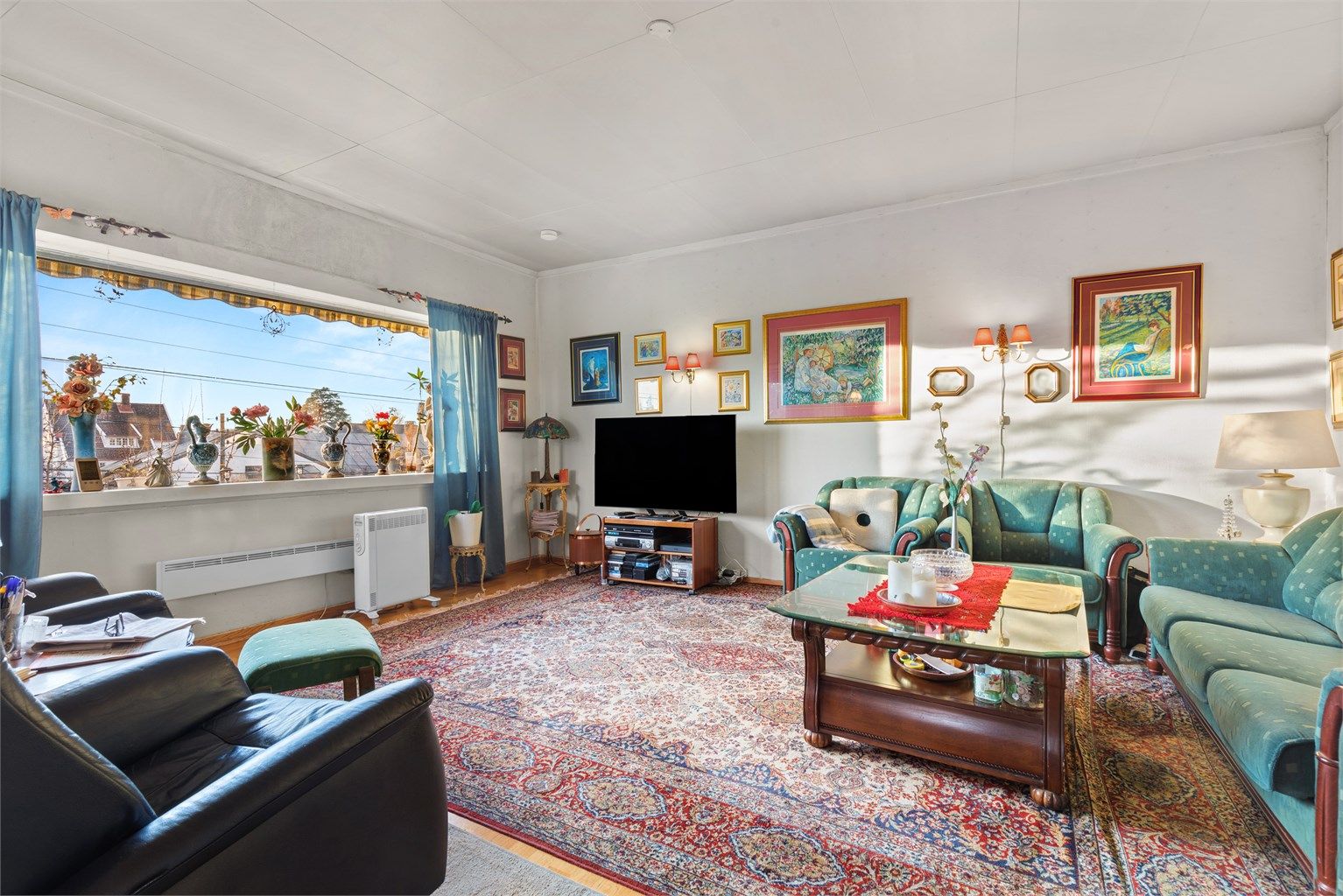 Stuen i første etasje har parkett, og er et sentralt samlingspunkt.