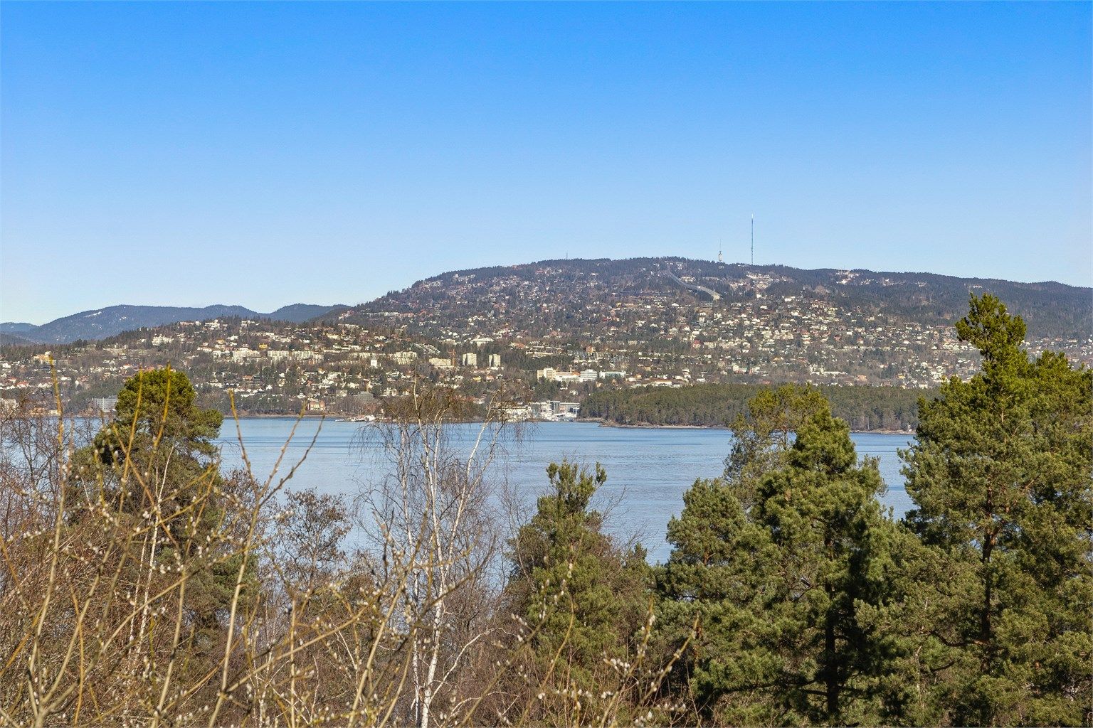 Fra eiendommen åpner landskapet seg mot noen av områdets mest ikoniske utsiktspunkter. Den brede utsikten over Oslofjorden gir en følelse av å ha horisonten helt for seg selv, med skiftende lys, båtliv og glitrende vann som følger deg gjennom dagen.