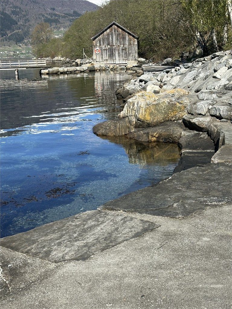 Brunstein badeplass ved fjorden - kun en kort spasertur unna, med fine badeplasser