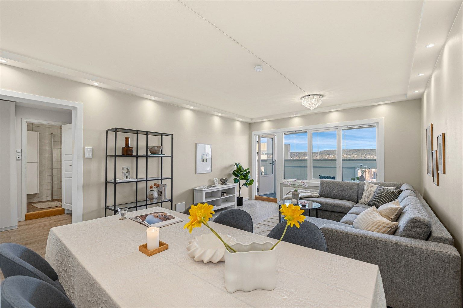 Stor og romslig stue med utgang til innglasset balkong på 13 kvm.