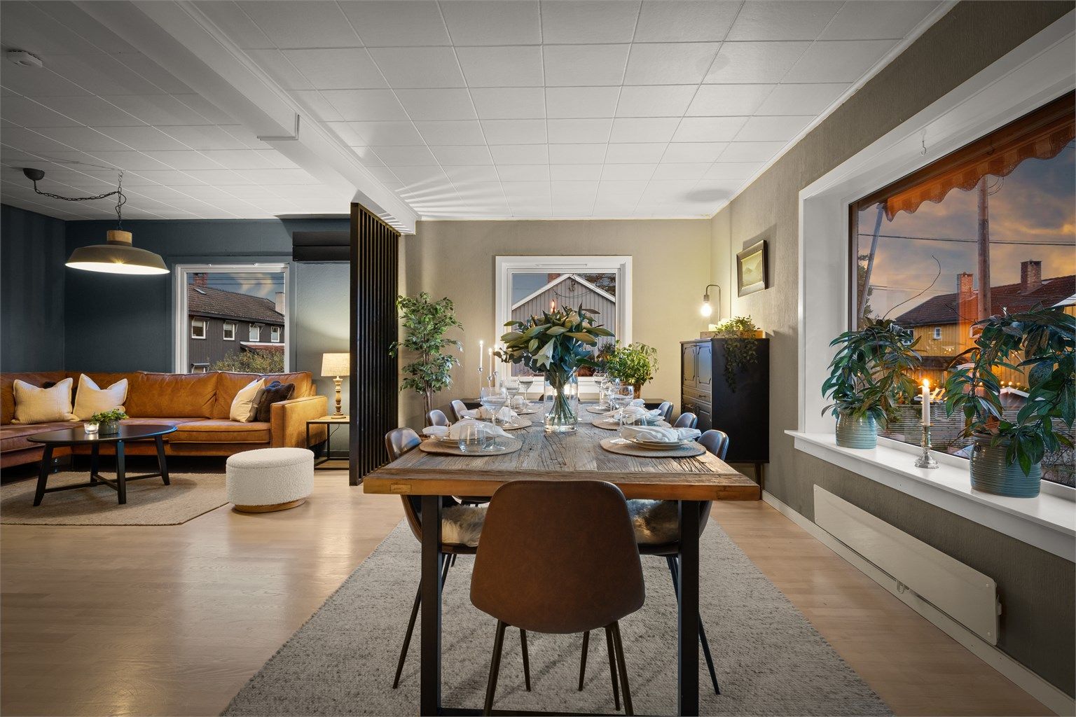 Stue og spisestue i 1. etasje - kveldsstemning. 