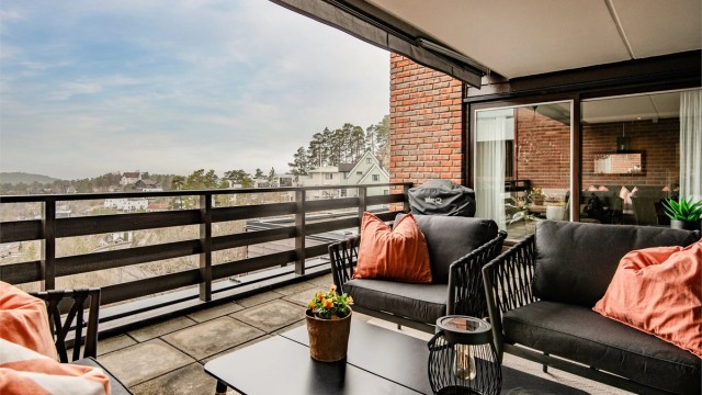 Velkommen til Knud Øyens vei 5C og denne flotte terrasseleiligheten med garasje - Presentert av Christoffer S. Akerjordet og Krogsveen Nordstrand