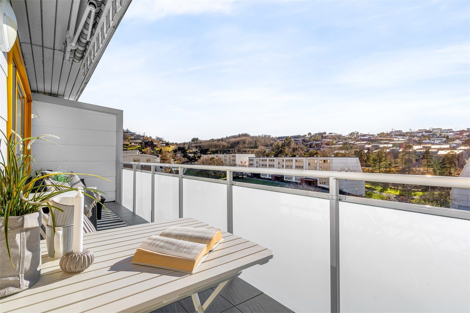 Her kan man nyte solen fra formiddag til sent på kveld.