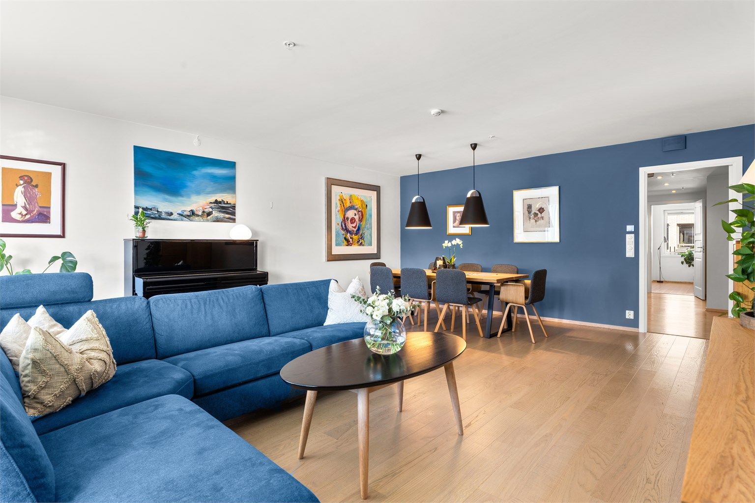Stuen har god plass til stor spisegruppe til hele familien.