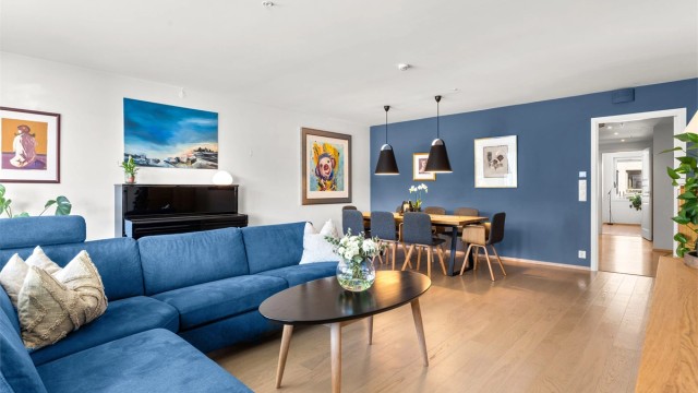 Stuen har god plass til stor spisegruppe til hele familien.