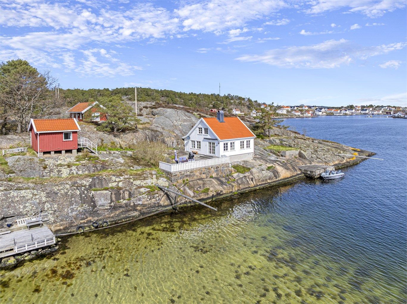 Velkommen til vakre Øytangen 14- fritidseiendom i Lyngør beliggende i sjøkanten med brygge, hage, anneks, stort tomt og idylliske omgivelser. Lang strandlinje!