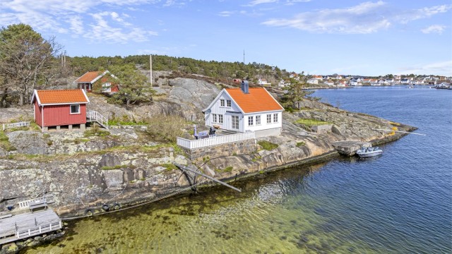 Velkommen til vakre Øytangen 14- fritidseiendom i Lyngør beliggende i sjøkanten med brygge, hage, anneks, stort tomt og idylliske omgivelser. Lang strandlinje!