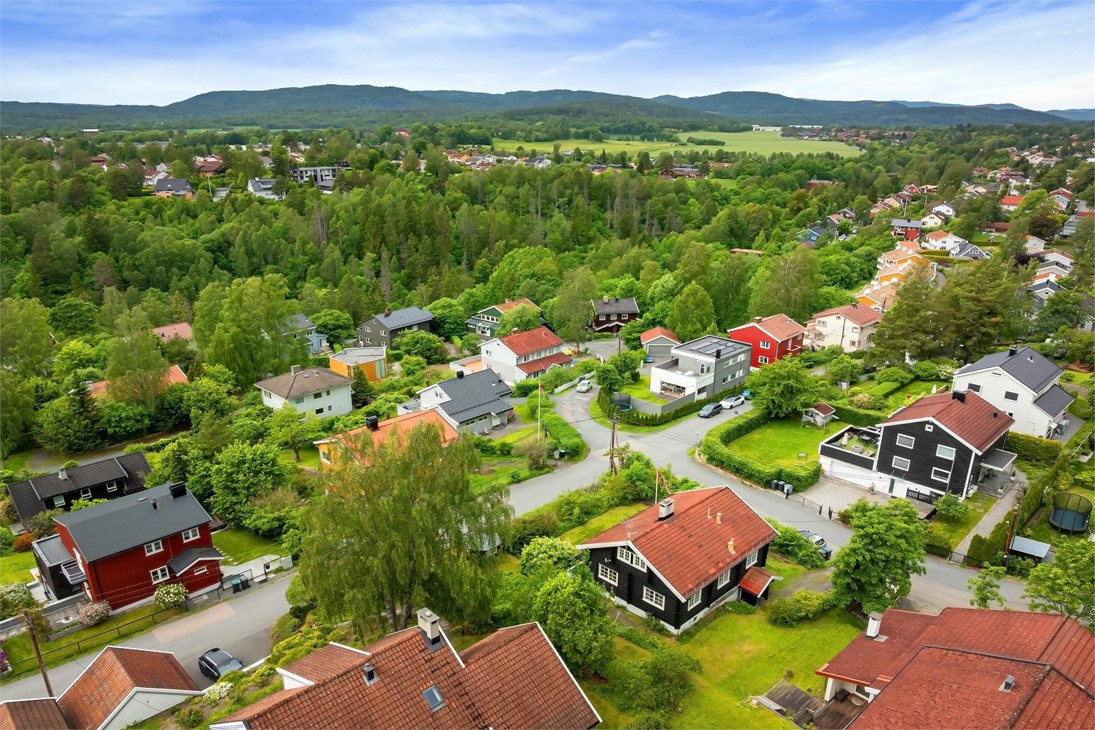 Eiendommen ligger høyt og stille i et veletablert villastrøk på beste vestkant, med gangavstand til T-bane, barnehager, skoler og alt Røa sentrum har å by på