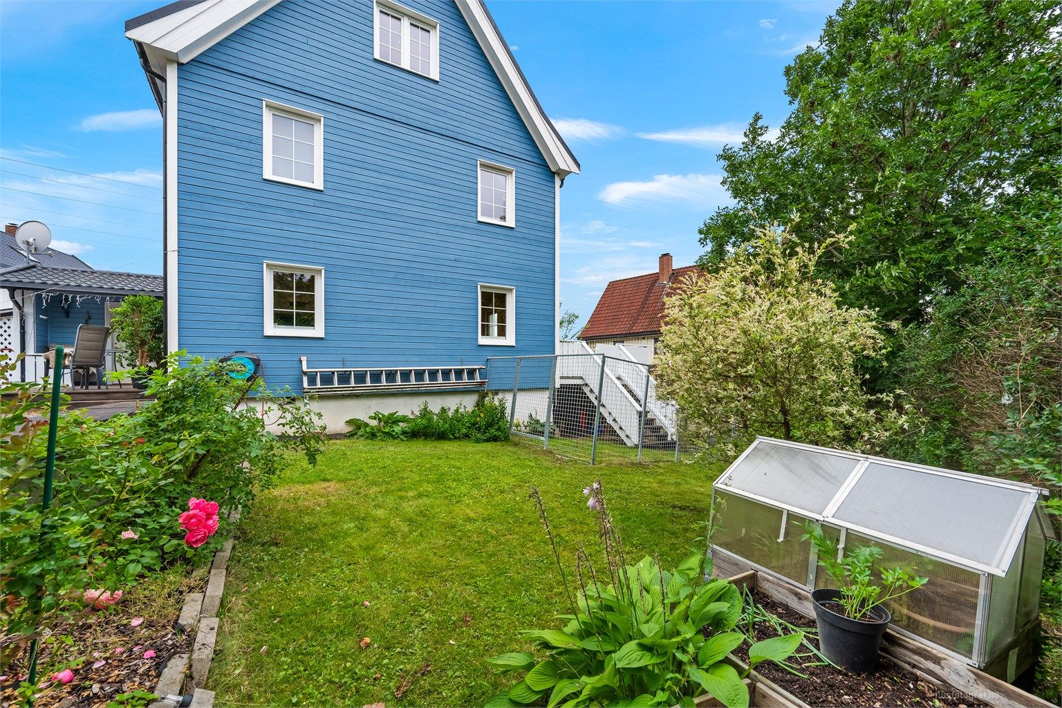 Boligen ligger innerst i en blindvei med gode parkeringsmuligheter i gårdsplassen og grenser til skogsområder. Foto: Haiman Askari/Knipzet AS