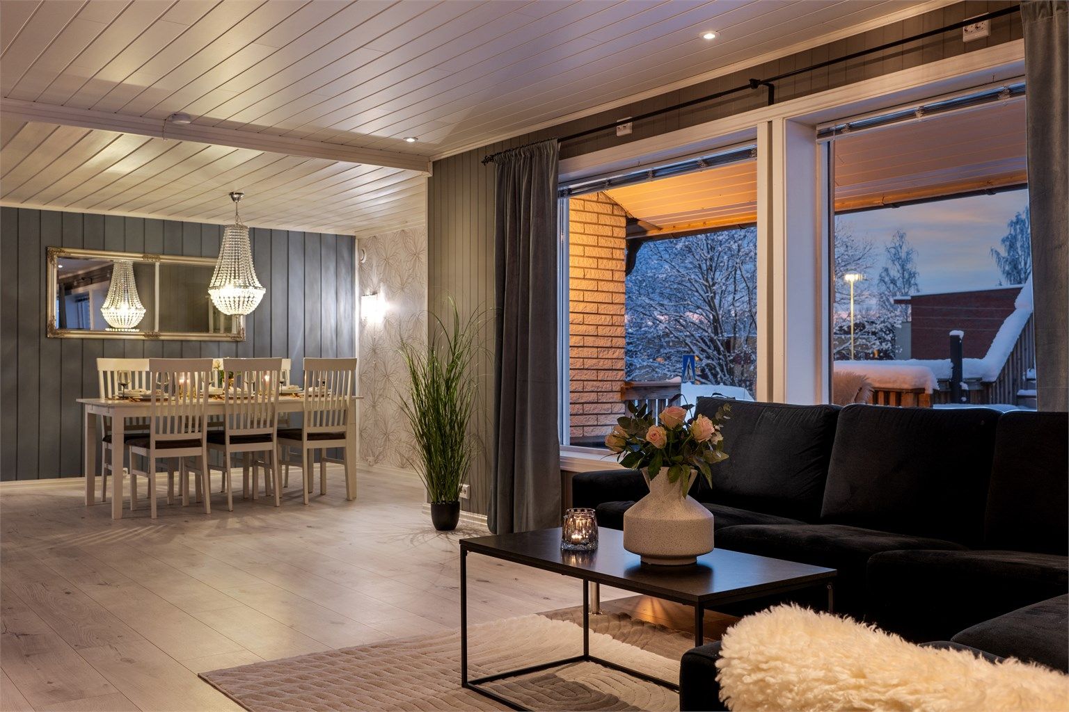 Stor og god stue med peisovn.