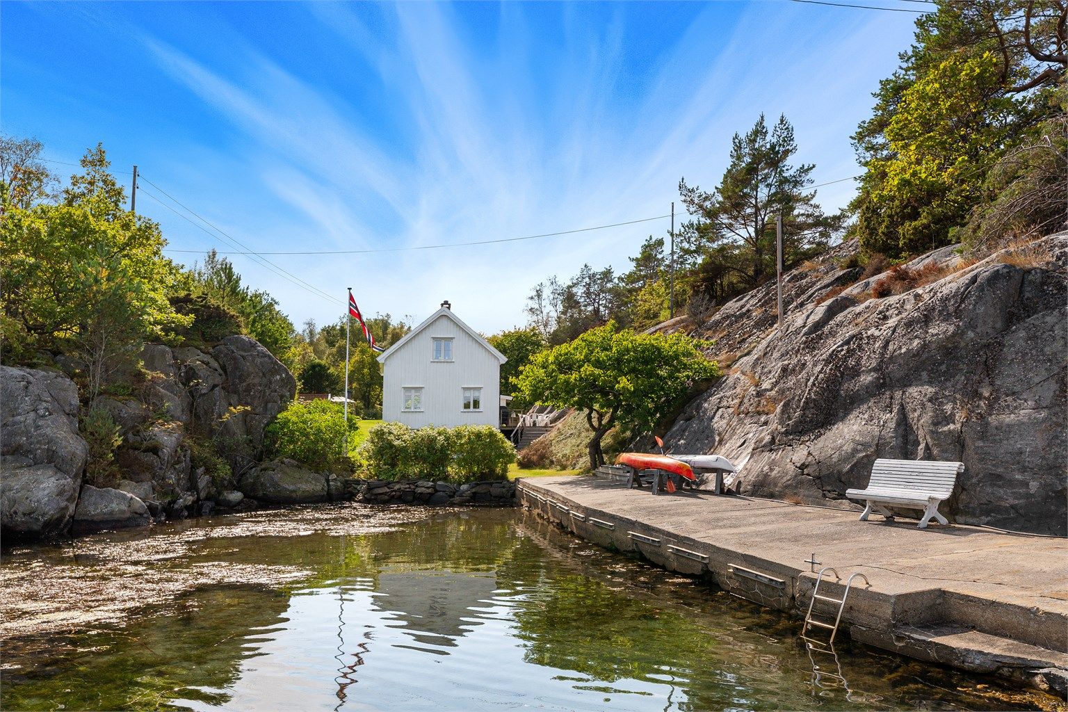 Fra bryggeområdet leder veien videre opp mot fritidsboligen.