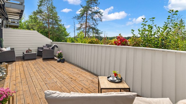 Her er det god plass til utemøbler, grill og beplantning.