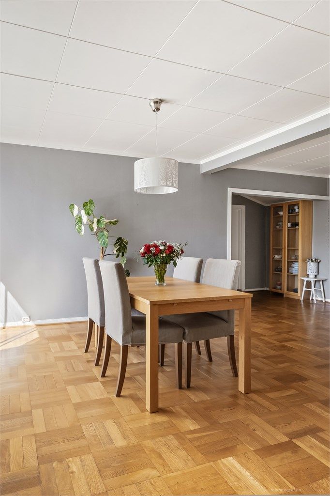 Spisestuen har god plass til en større spisegruppe for hyggelige sammenkomster.