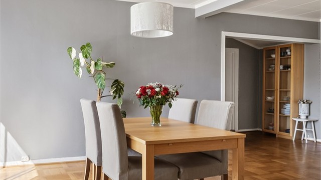 Spisestuen har god plass til en større spisegruppe for hyggelige sammenkomster.