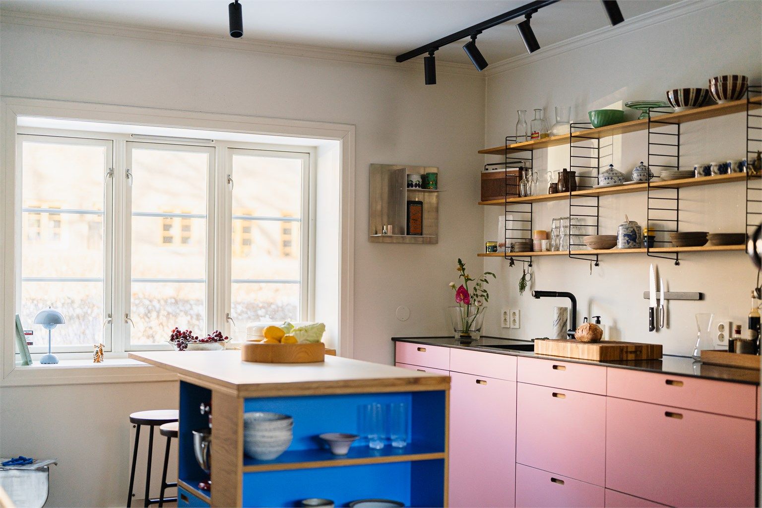 Innredningen har fokus på funksjonalitet og solide materialer.