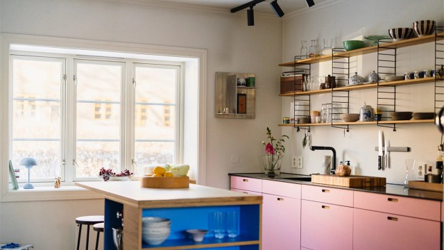 Innredningen har fokus på funksjonalitet og solide materialer.