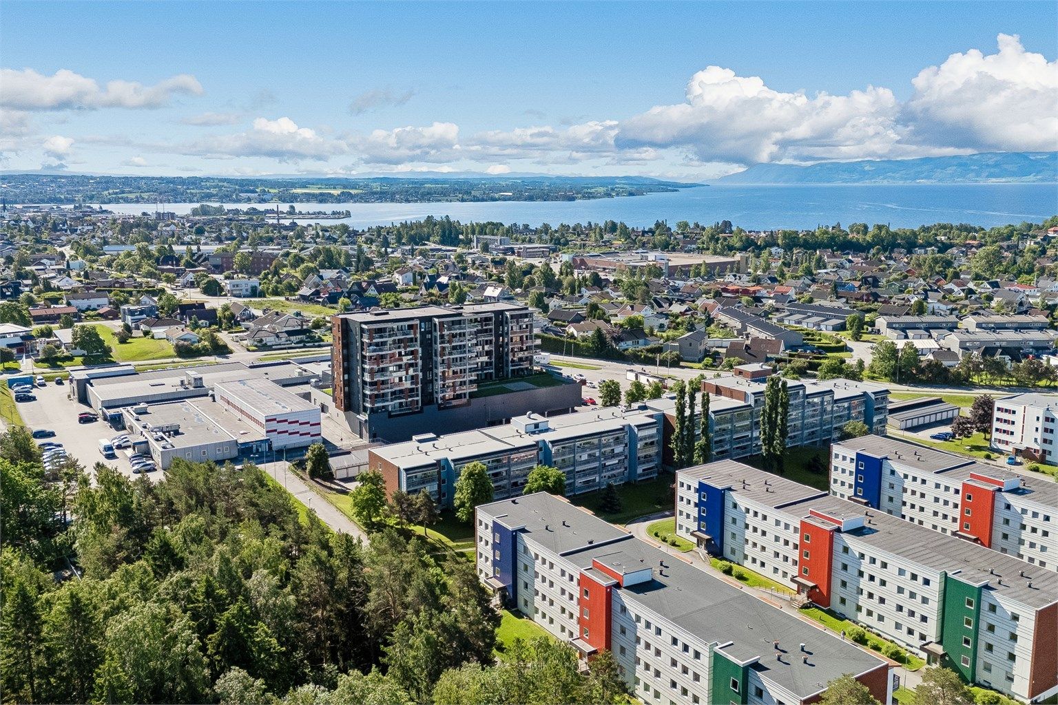 Det er ellers kort vei til Mjøsa og Furuberget for fine tur- og rekreasjonsmuligheter. Bussholdeplass er like ved.