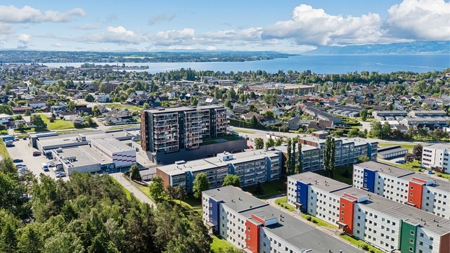 Det er ellers kort vei til Mjøsa og Furuberget for fine tur- og rekreasjonsmuligheter. Bussholdeplass er like ved.