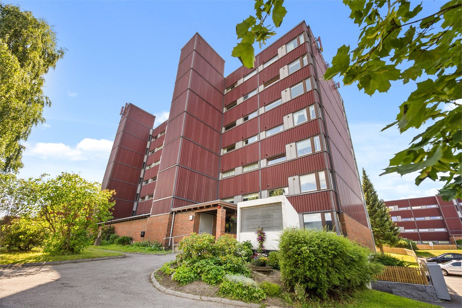 Boligblokken er oppført i 1976 med fasader forblendet i teglstein og fasadeplater.