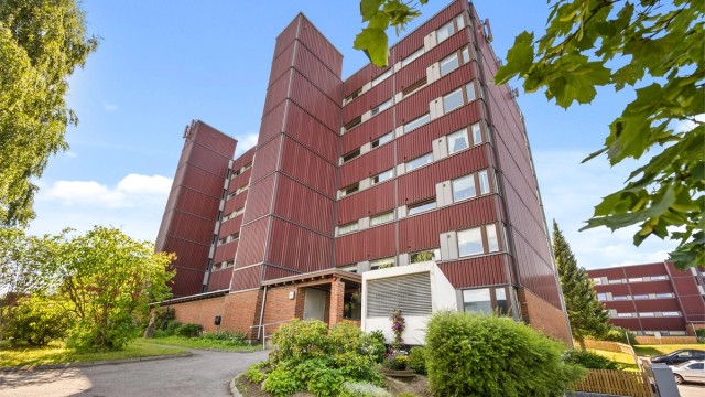 Boligblokken er oppført i 1976 med fasader forblendet i teglstein og fasadeplater.