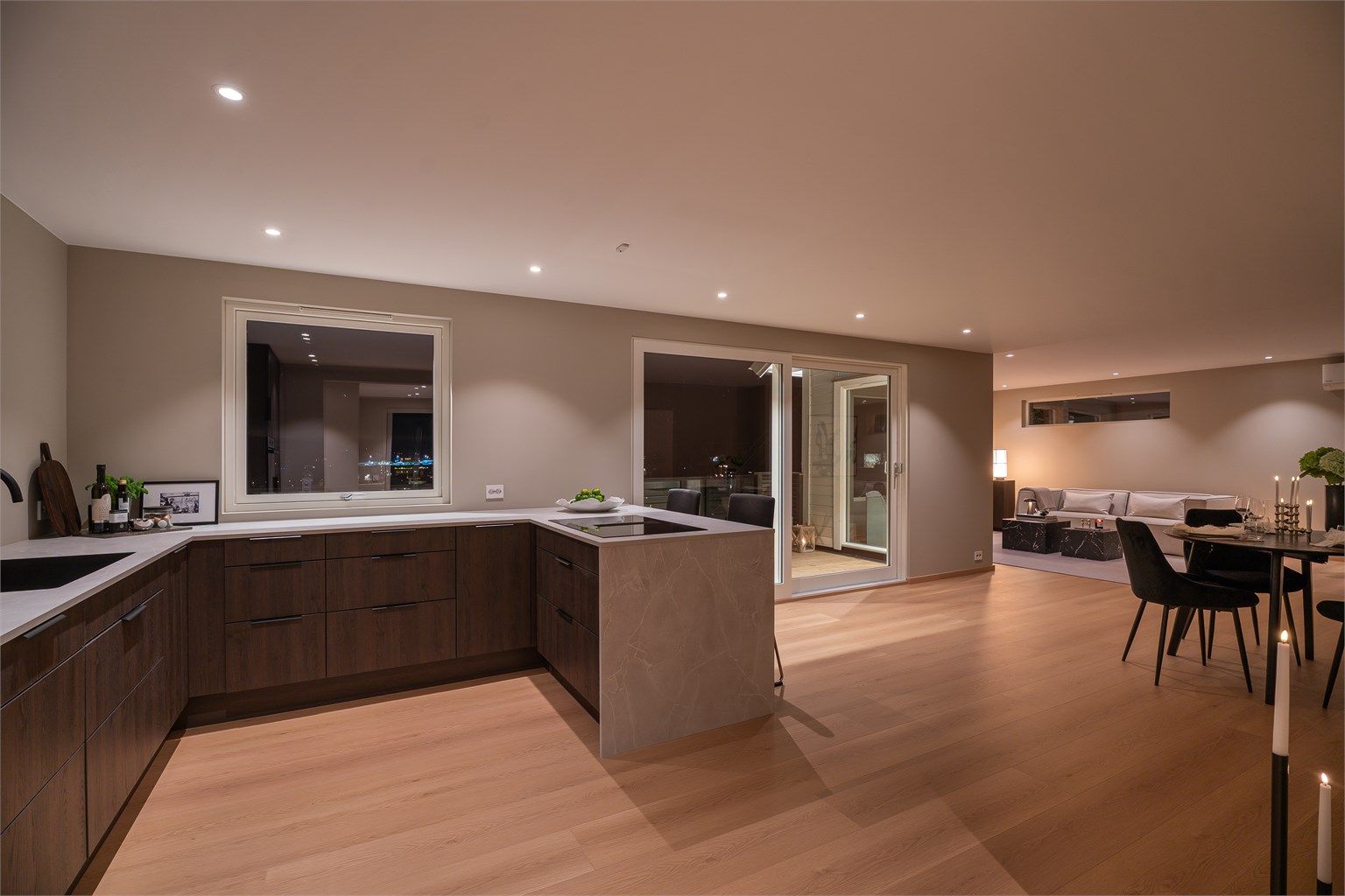 Åpen stue-/kjøkkenløsning gir rommet et luftig uttrykk og god romfølelse