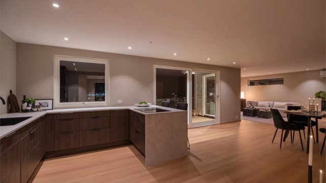 Åpen stue-/kjøkkenløsning gir rommet et luftig uttrykk og god romfølelse