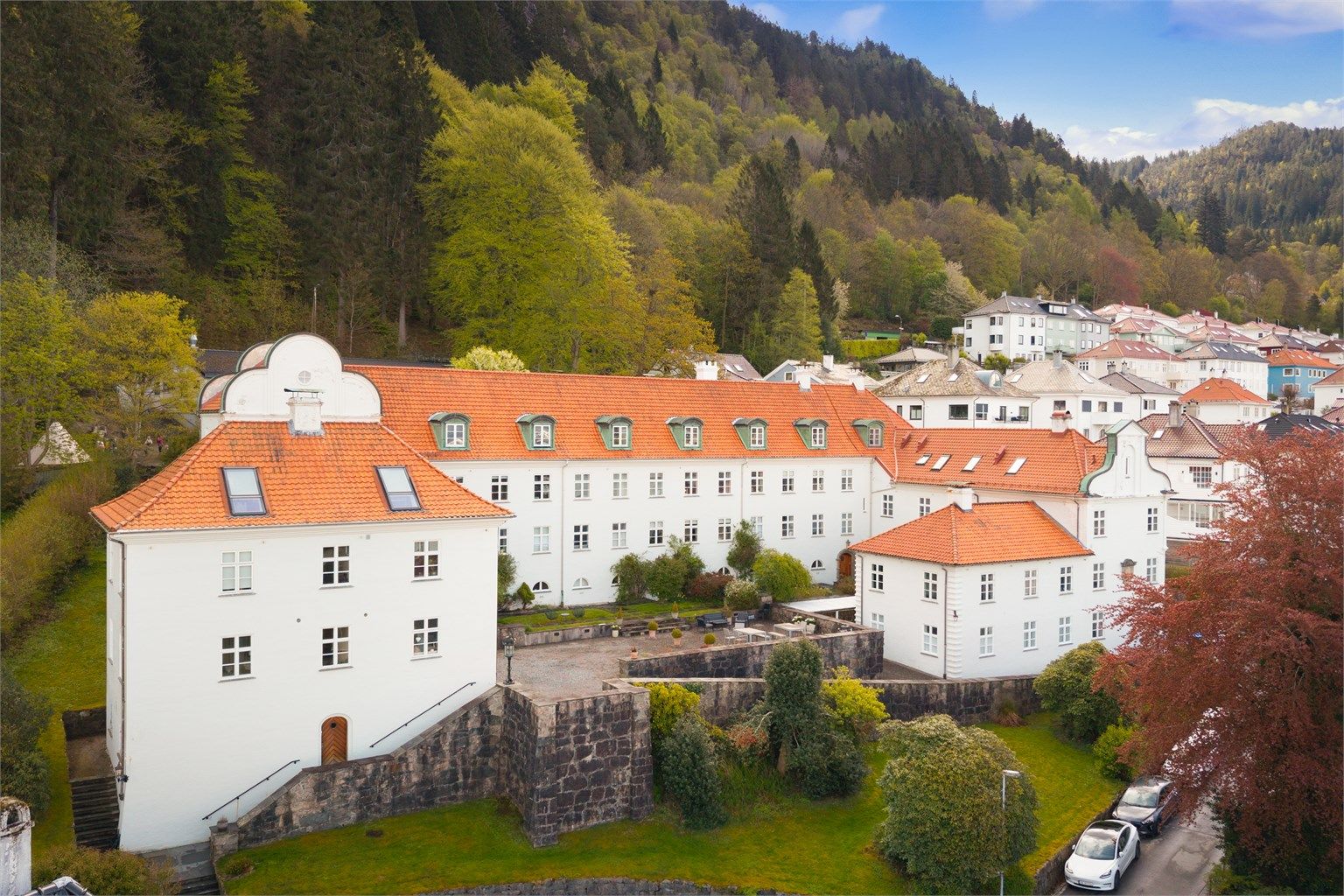 - En praktfull, arkitekt tegnet bygård i høyden av Sandviken - 