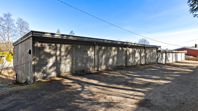 Garasjeanlegget i dag benyttet som ekstra bod.