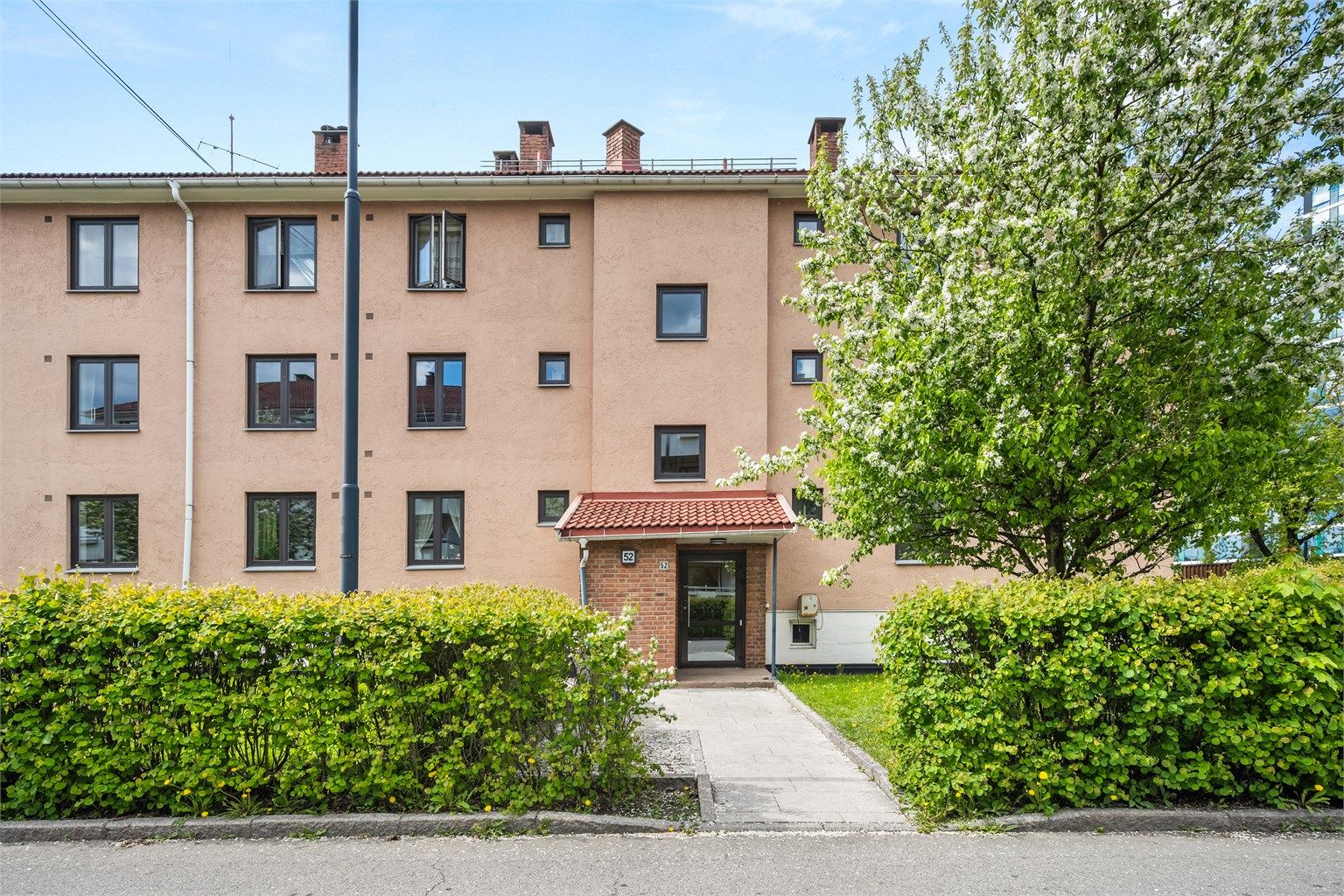 Hyggelig inngangsparti til bygget.