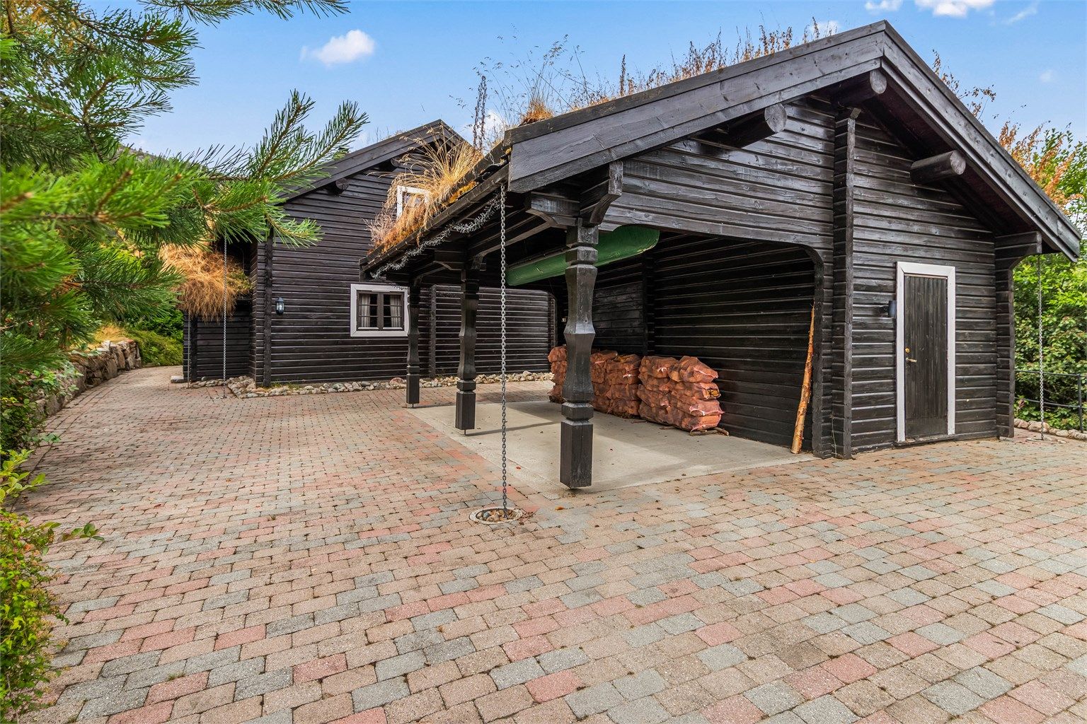 Stensatt gårdsplass og carport gir gode parkeringsmuligheter