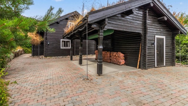 Stensatt gårdsplass og carport gir gode parkeringsmuligheter