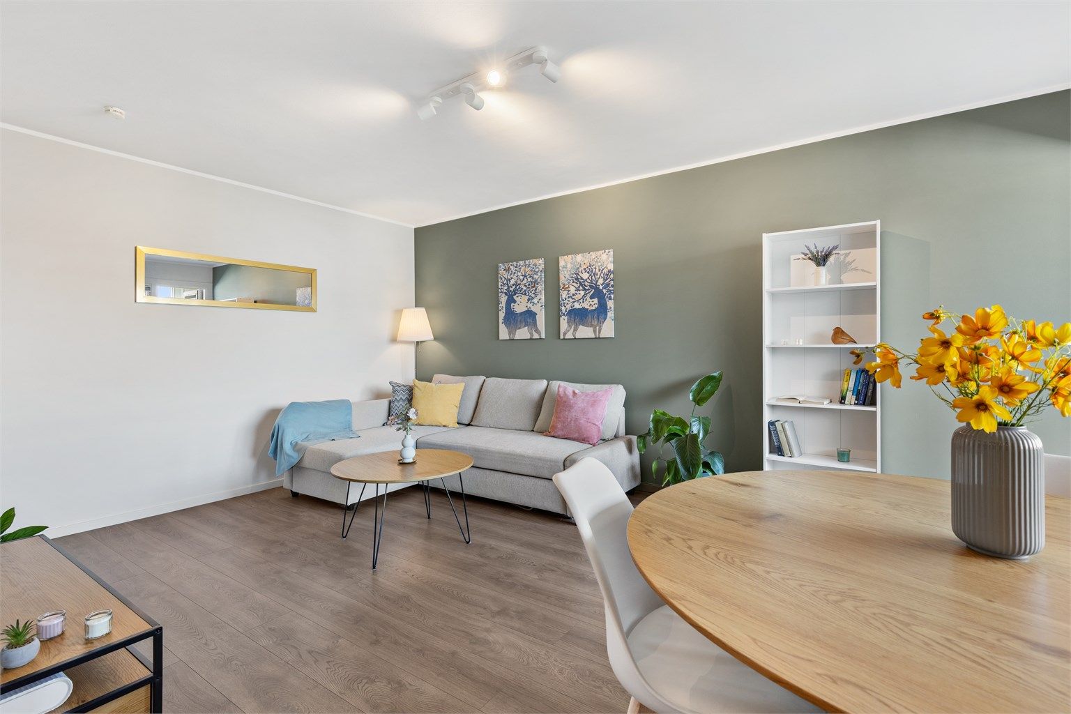 Stuen er av god størrelse og kan enkelt innredes med en sofagruppe, tilhørende salongbord og tv-seksjon.