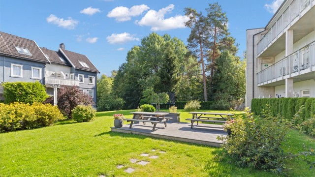 Fellesarealene er pent opparbeidet med plenarealer, beplantning, sittegrupper og trampoline.