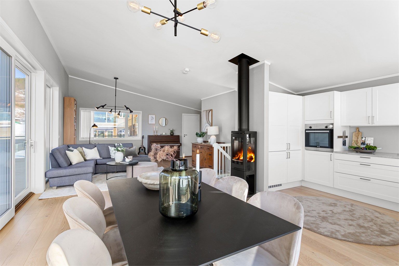 Lys stue med ekstra takhøyde og lys fra tre sider