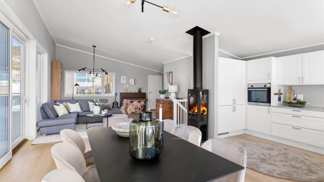 Lys stue med ekstra takhøyde og lys fra tre sider