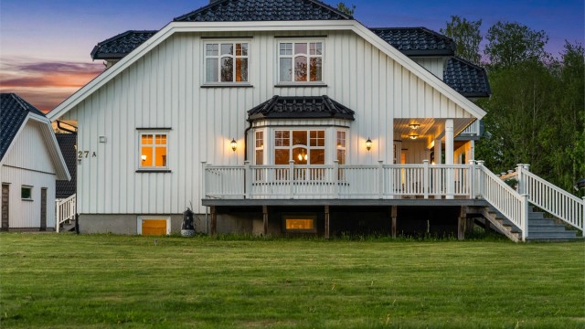 Eiendommen er oppført i 2005 og fremstår som godt vedlikeholdt.