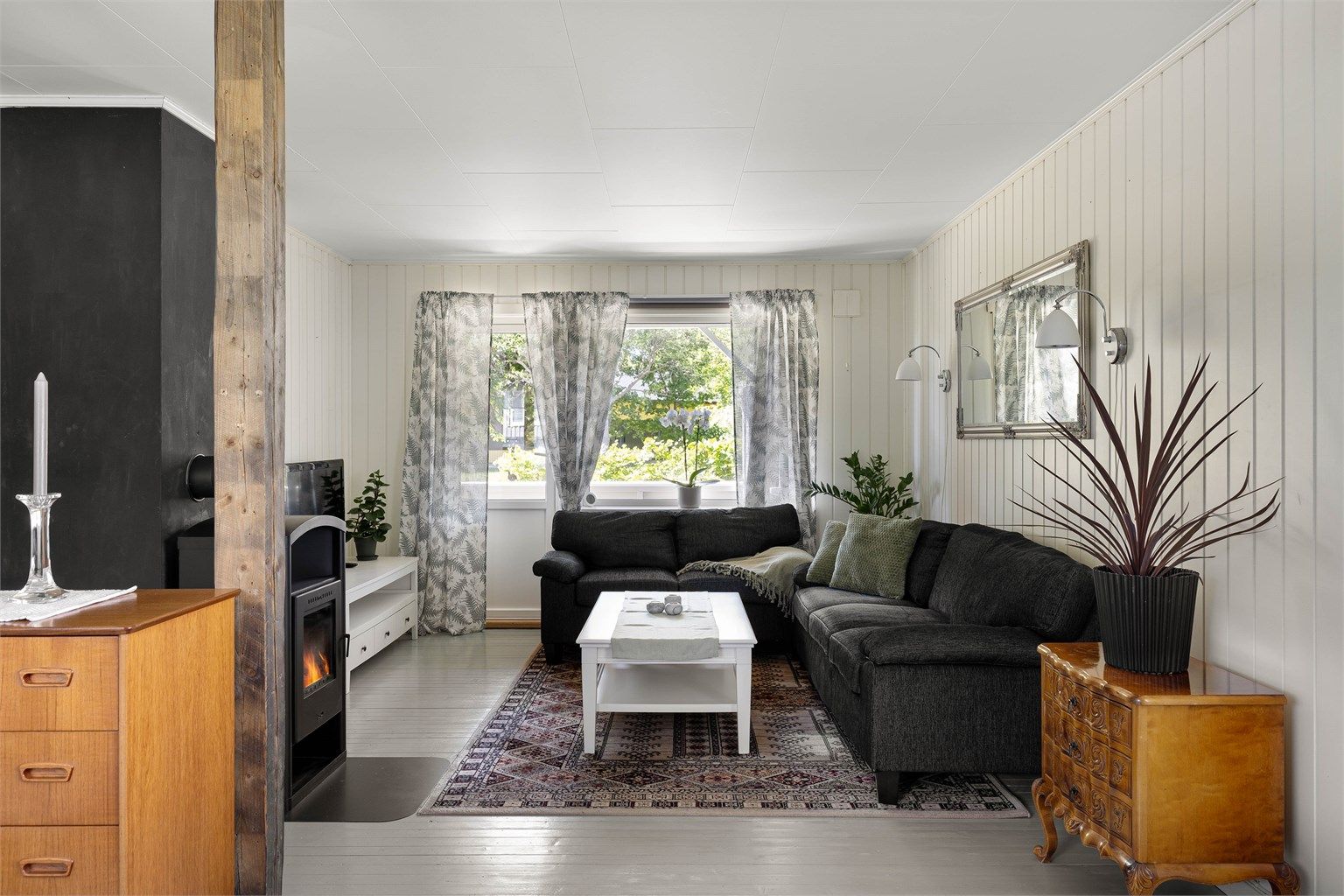 Gulv, vegger og himlinger ble for om lag 10 år tilbake behandlet eller oppgradert med nye overflater.