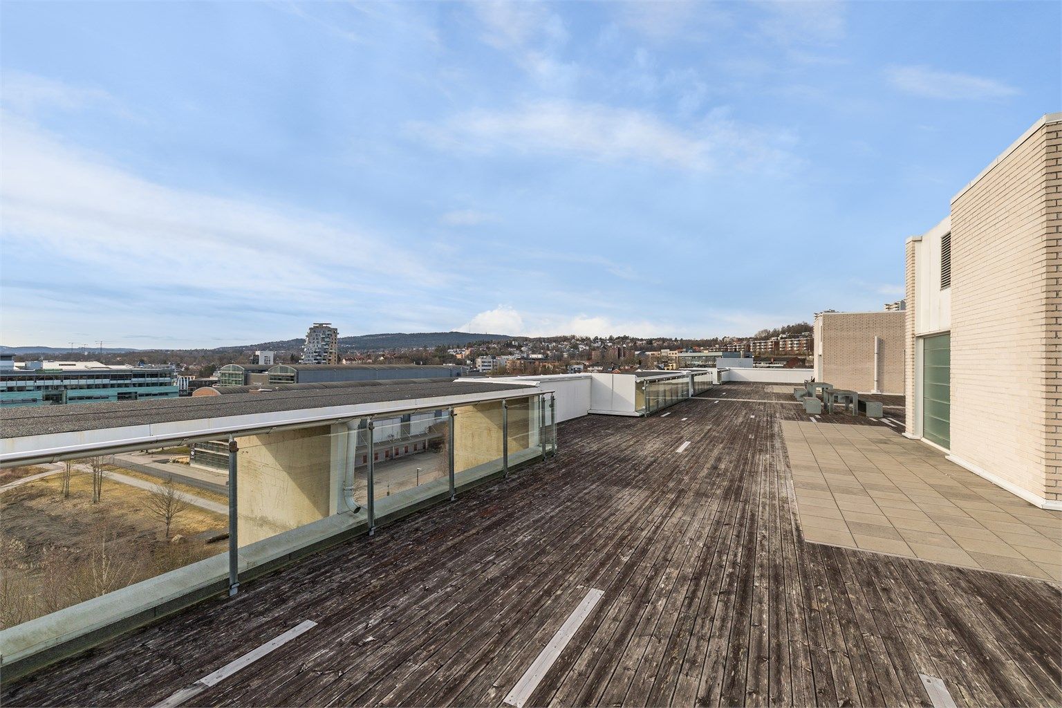 Fra takterrassen er det panoramautsikt over nærområdet.